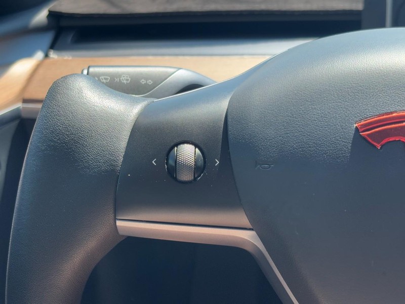 Tesla Model Y Vehicle Full-screen Gallery Image 19
