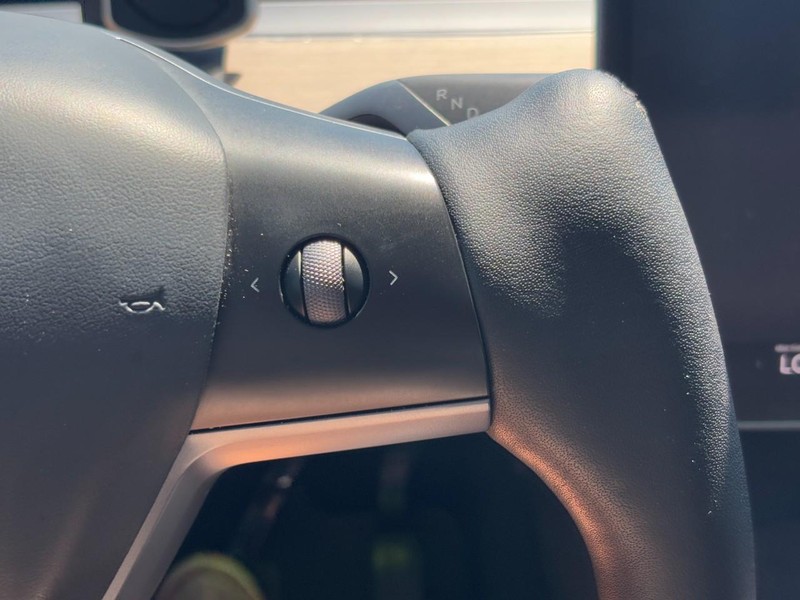 Tesla Model Y Vehicle Full-screen Gallery Image 20