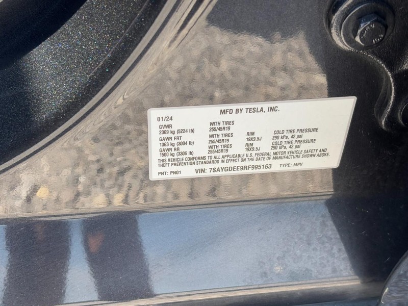 Tesla Model Y Vehicle Full-screen Gallery Image 23