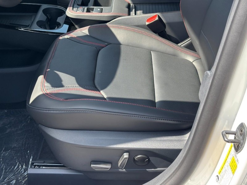 Ford Mustang Mach-E Vehicle Full-screen Gallery Image 16