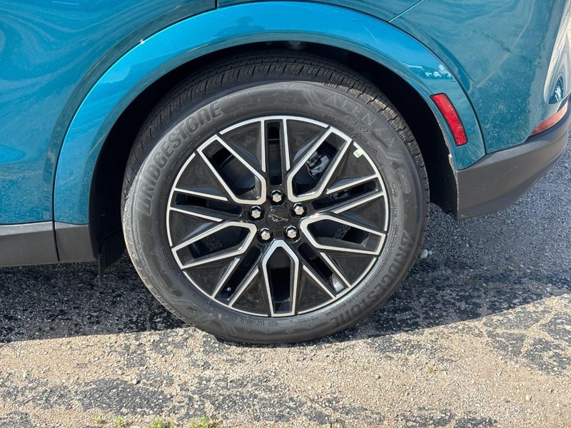 Ford Mustang Mach-E Vehicle Full-screen Gallery Image 11