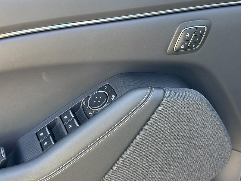 Ford Mustang Mach-E Vehicle Full-screen Gallery Image 17