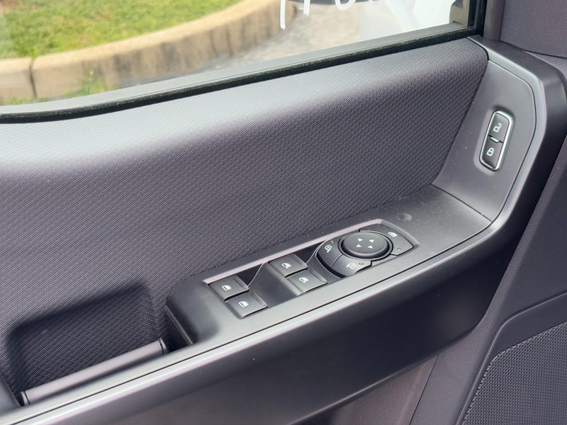 Ford F-150 Vehicle Full-screen Gallery Image 17