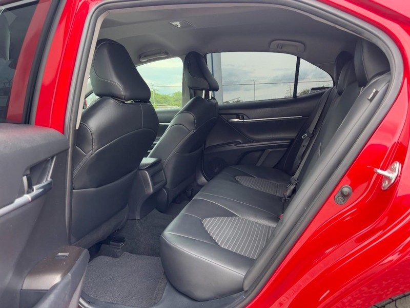 Toyota Camry Vehicle Full-screen Gallery Image 13