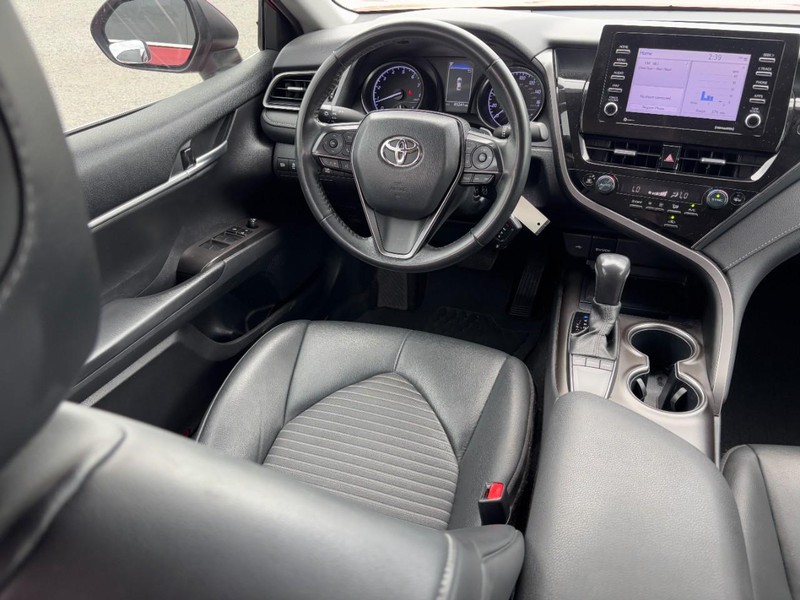 Toyota Camry Vehicle Full-screen Gallery Image 14