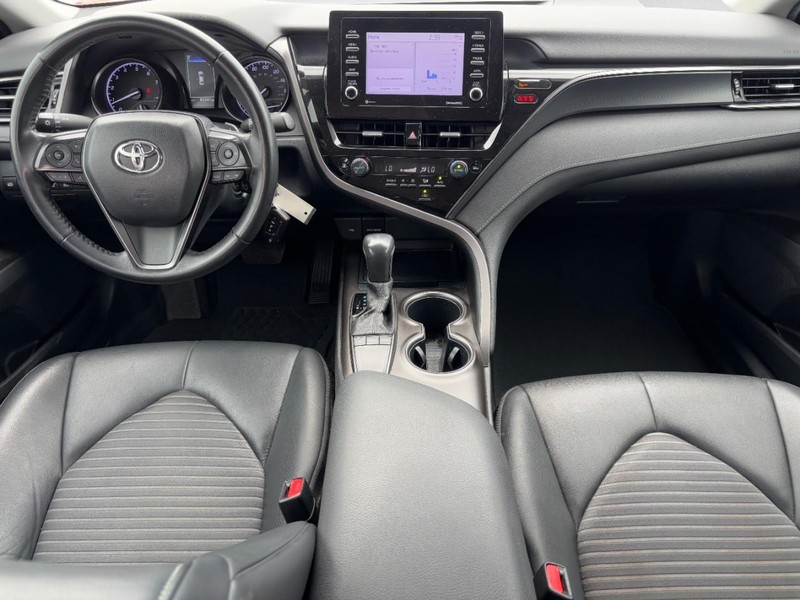 Toyota Camry Vehicle Full-screen Gallery Image 15