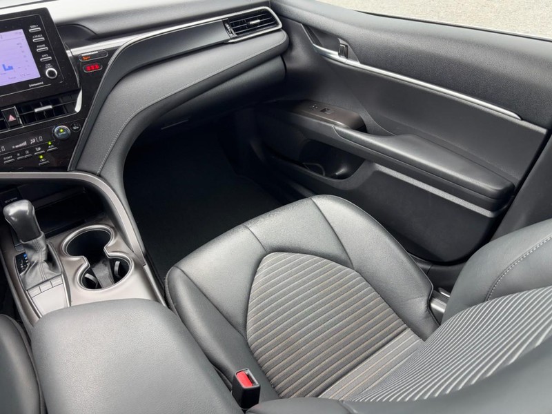 Toyota Camry Vehicle Full-screen Gallery Image 16