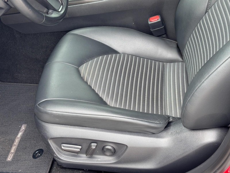 Toyota Camry Vehicle Full-screen Gallery Image 17