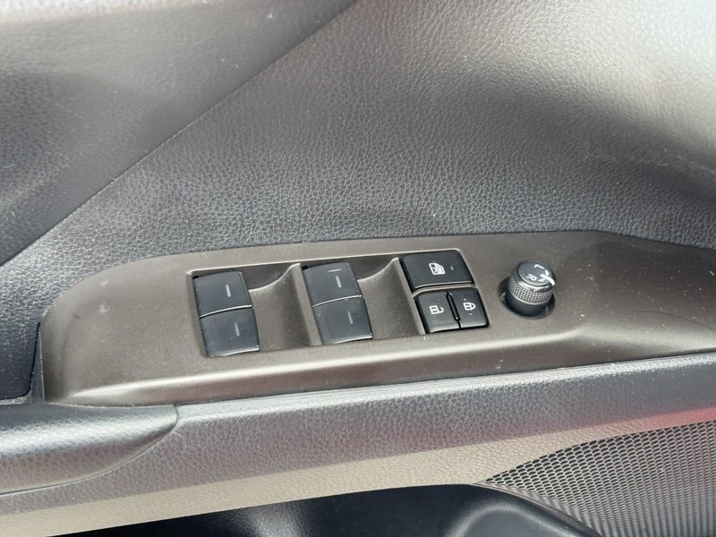 Toyota Camry Vehicle Full-screen Gallery Image 18