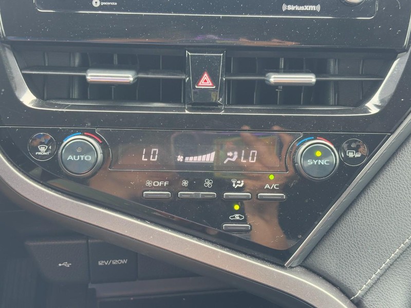 Toyota Camry Vehicle Full-screen Gallery Image 24