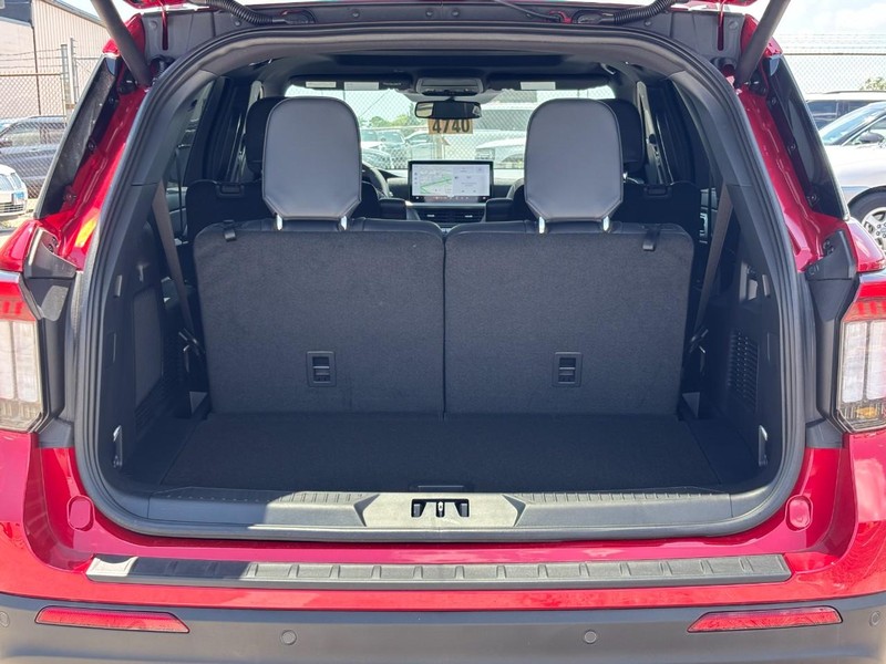 Ford Explorer Vehicle Image 11