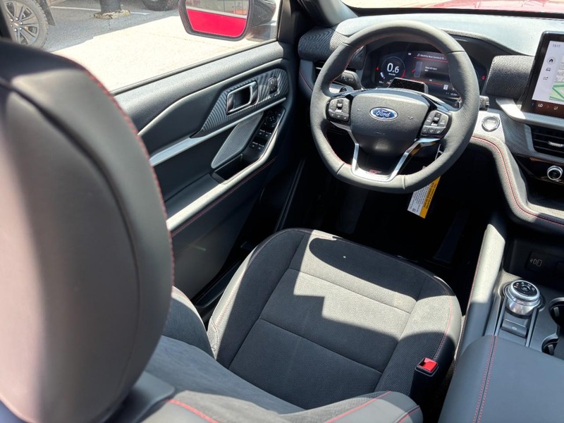 Ford Explorer Vehicle Image 15