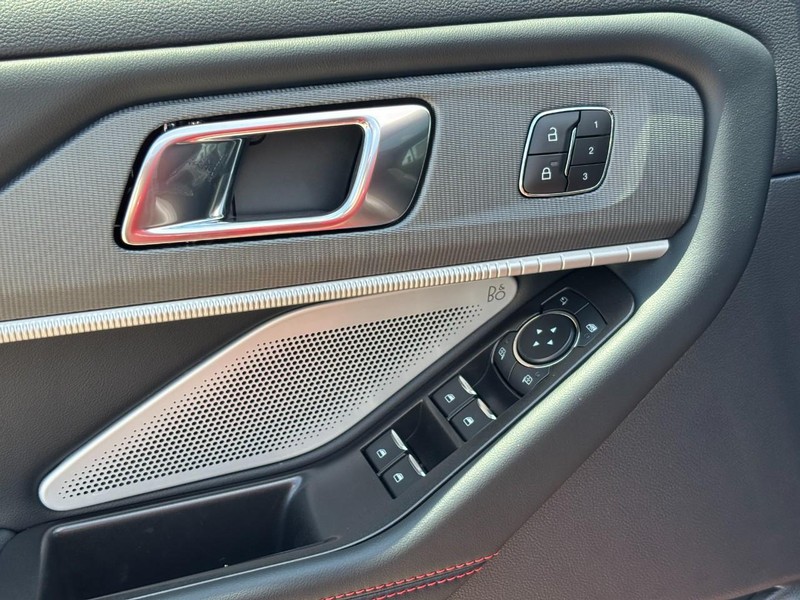 Ford Explorer Vehicle Image 19