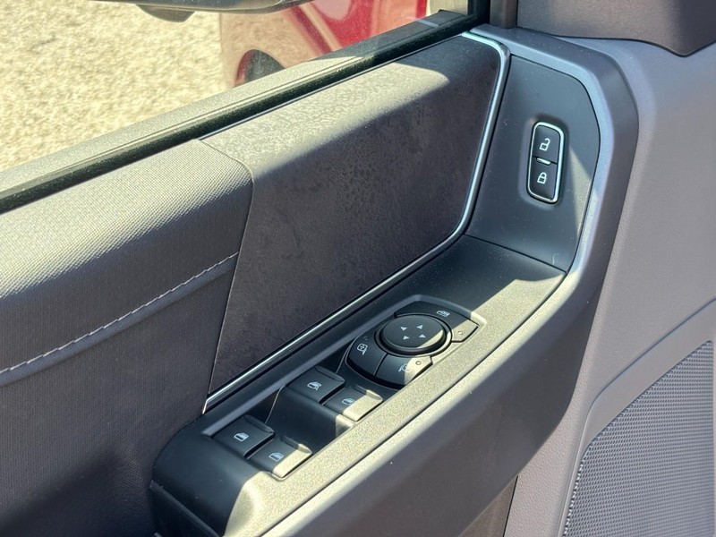 Ford F-150 Vehicle Full-screen Gallery Image 18