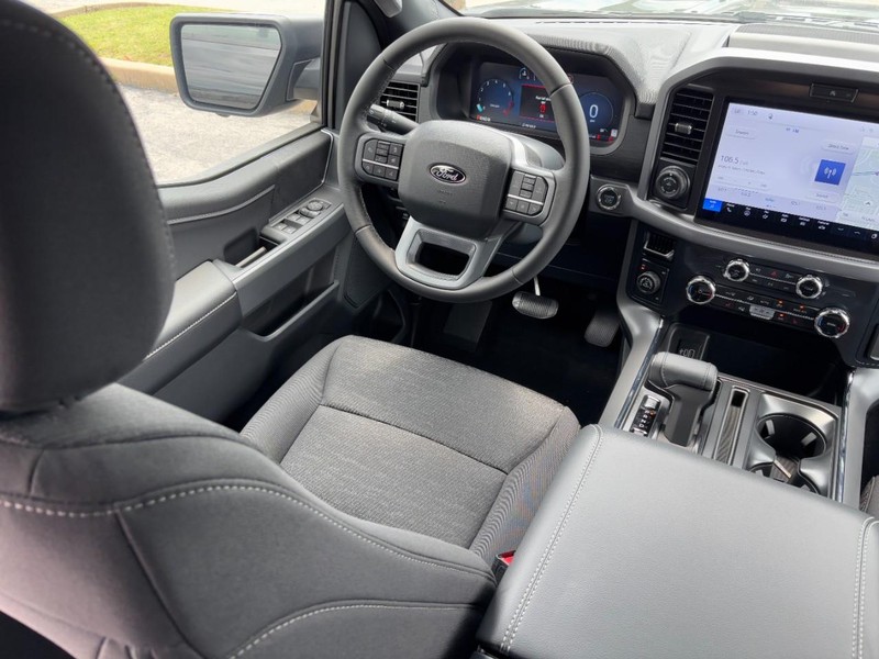 Ford F-150 Vehicle Full-screen Gallery Image 13