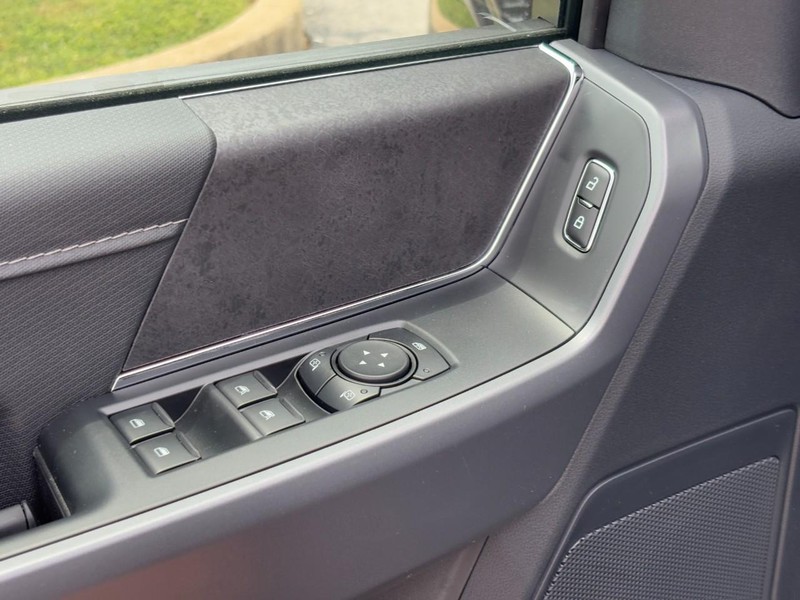 Ford F-150 Vehicle Full-screen Gallery Image 17