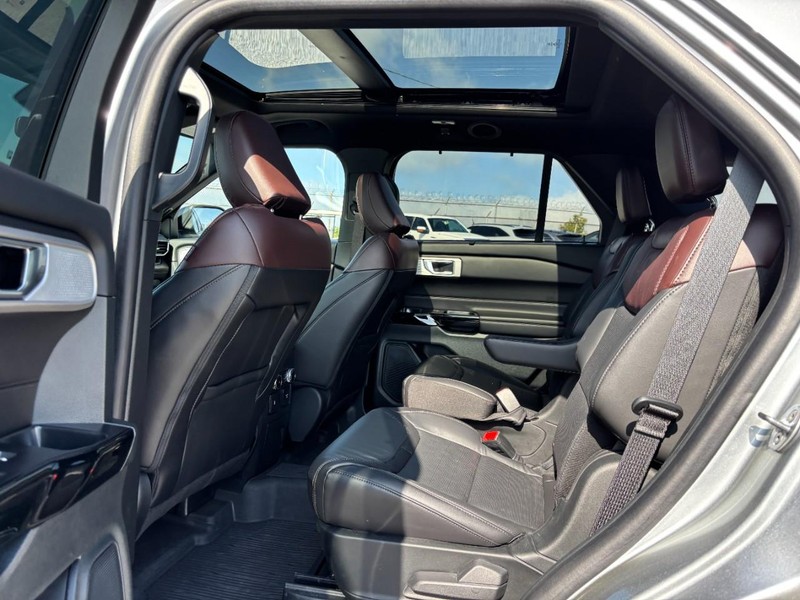 Ford Explorer Vehicle Image 14