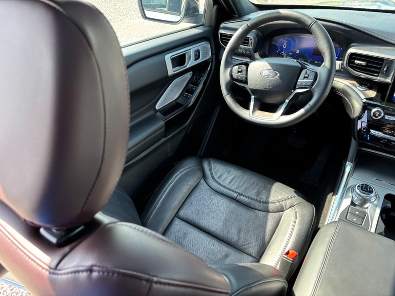 Ford Explorer Vehicle Image 15