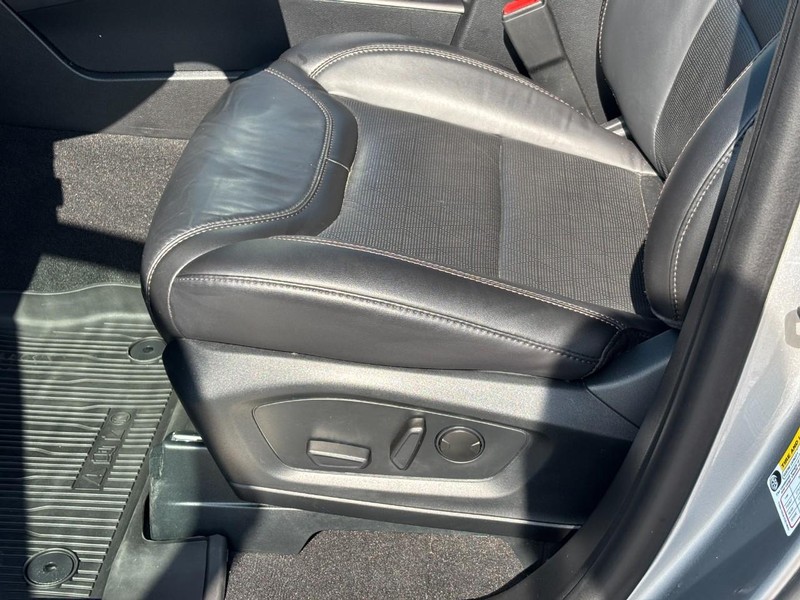 Ford Explorer Vehicle Image 18