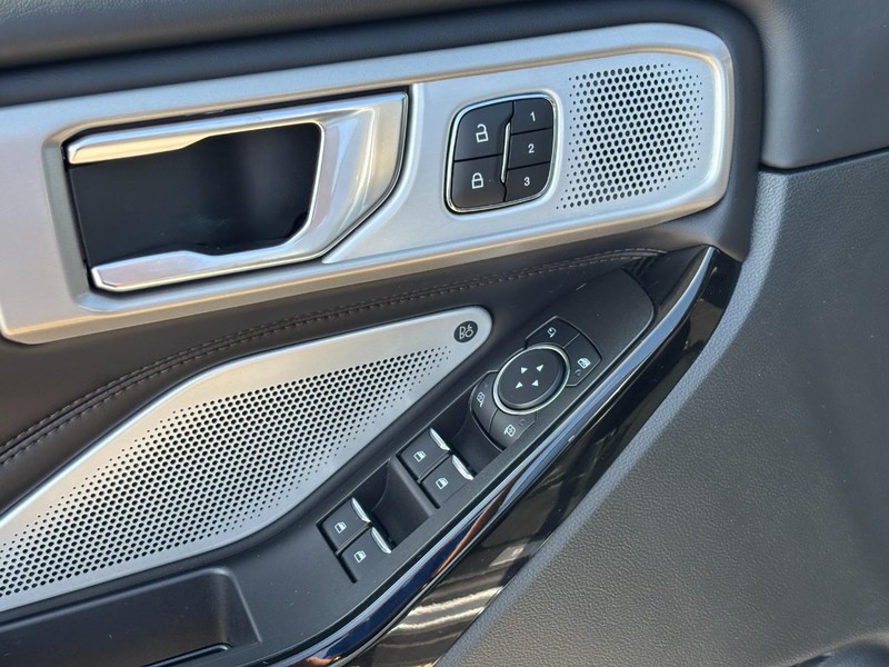 Ford Explorer Vehicle Image 19