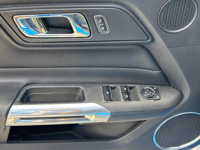 Ford Mustang Vehicle Image 16