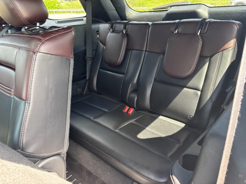 Ford Explorer Vehicle Full-screen Gallery Image 13