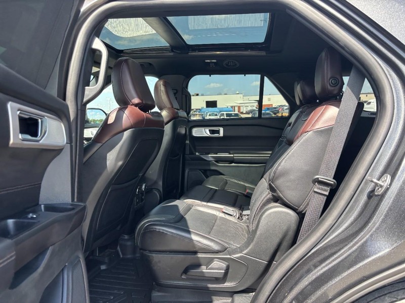 Ford Explorer Vehicle Full-screen Gallery Image 14