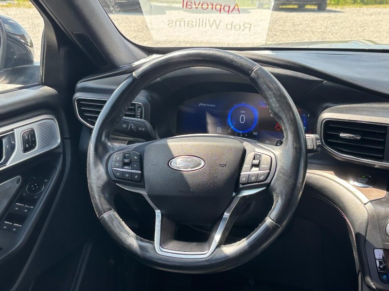 Ford Explorer Vehicle Full-screen Gallery Image 16