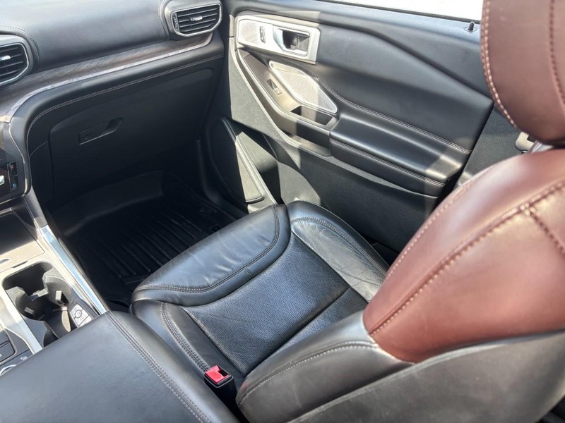 Ford Explorer Vehicle Full-screen Gallery Image 18