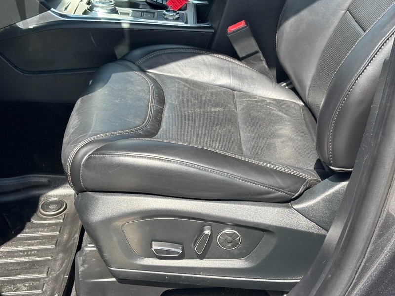 Ford Explorer Vehicle Full-screen Gallery Image 19