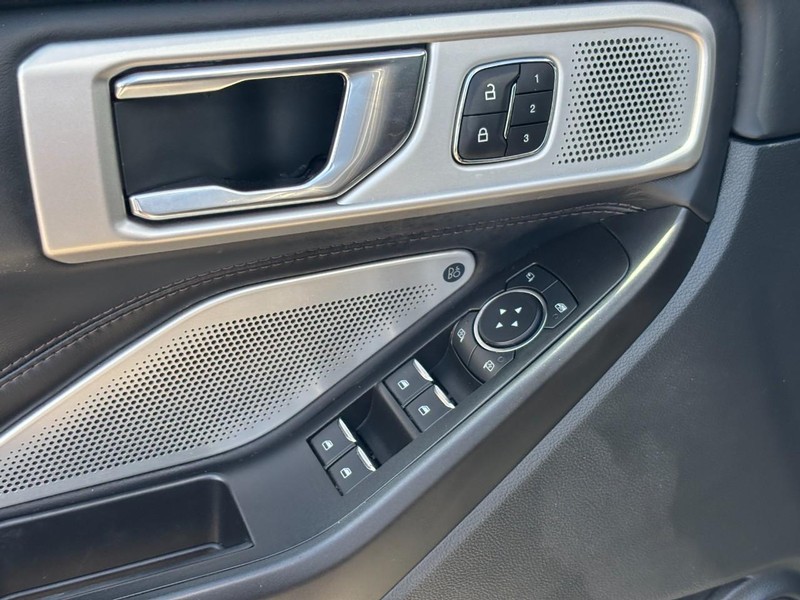 Ford Explorer Vehicle Full-screen Gallery Image 20