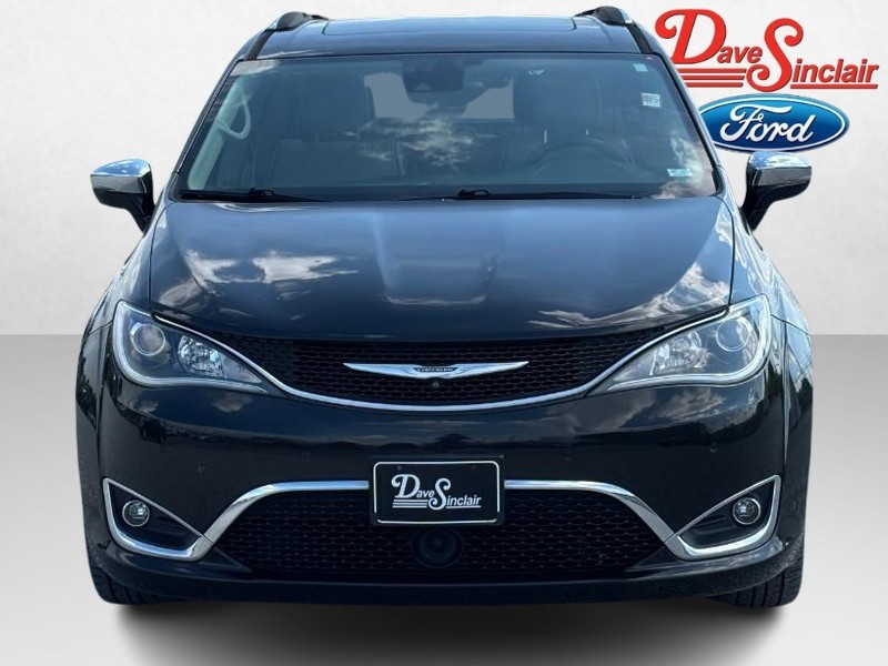 Chrysler Pacifica Vehicle Full-screen Gallery Image 02