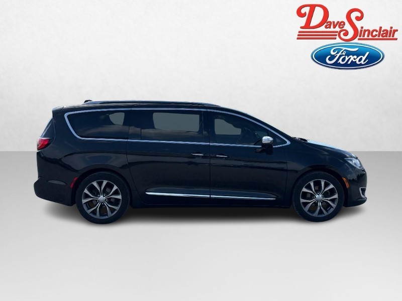 Chrysler Pacifica Vehicle Full-screen Gallery Image 05