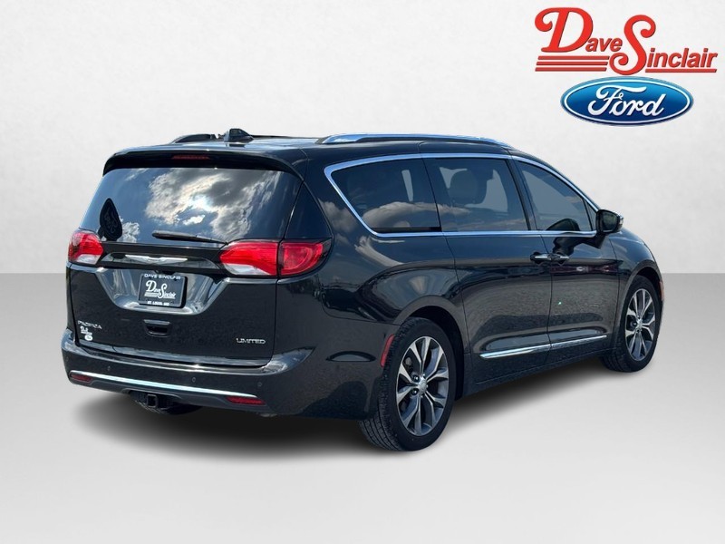 Chrysler Pacifica Vehicle Full-screen Gallery Image 07