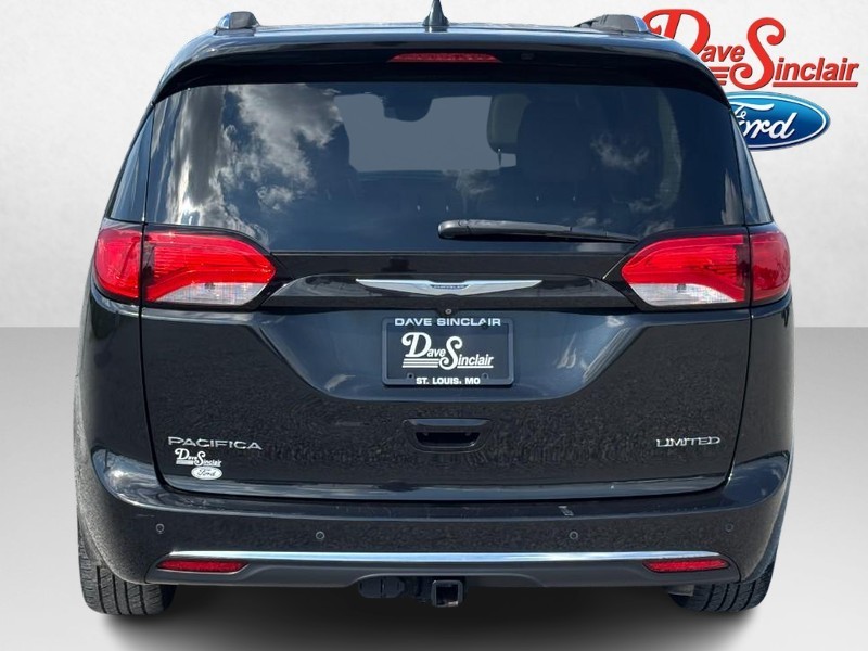 Chrysler Pacifica Vehicle Full-screen Gallery Image 08