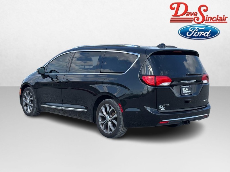 Chrysler Pacifica Vehicle Full-screen Gallery Image 09