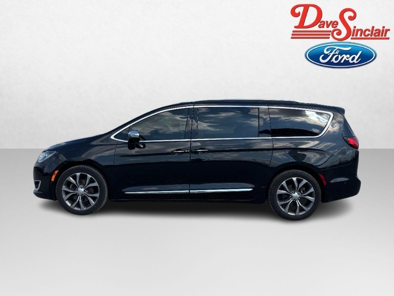 Chrysler Pacifica Vehicle Full-screen Gallery Image 10