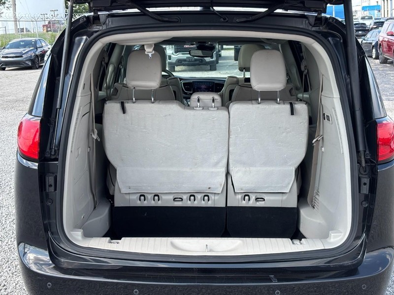 Chrysler Pacifica Vehicle Full-screen Gallery Image 11