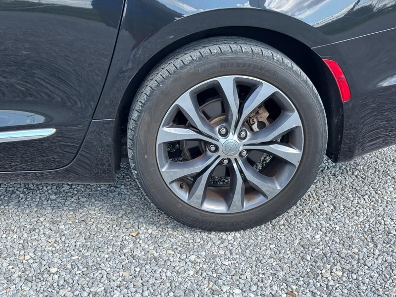 Chrysler Pacifica Vehicle Full-screen Gallery Image 12