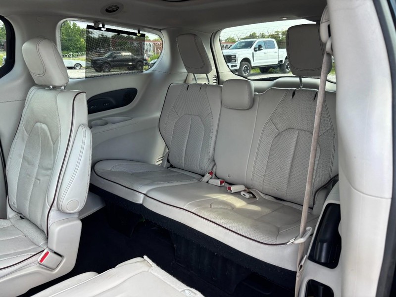 Chrysler Pacifica Vehicle Full-screen Gallery Image 13