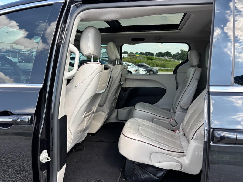 Chrysler Pacifica Vehicle Full-screen Gallery Image 14