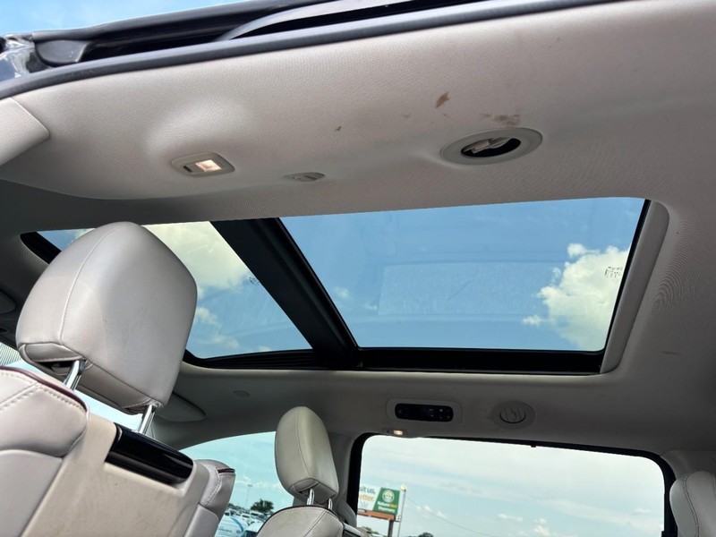 Chrysler Pacifica Vehicle Full-screen Gallery Image 15