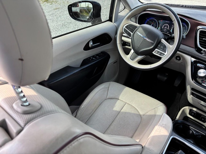 Chrysler Pacifica Vehicle Full-screen Gallery Image 16