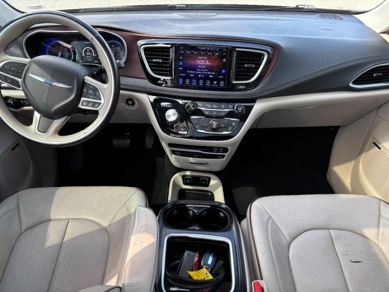 Chrysler Pacifica Vehicle Full-screen Gallery Image 17