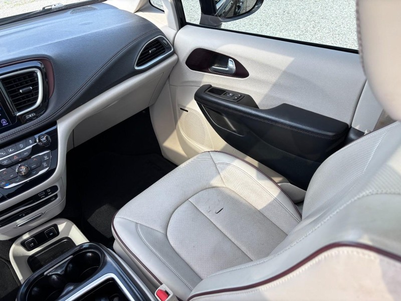 Chrysler Pacifica Vehicle Full-screen Gallery Image 18