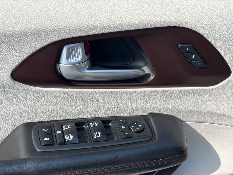 Chrysler Pacifica Vehicle Full-screen Gallery Image 20