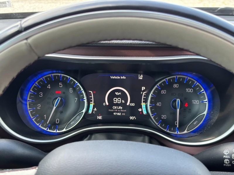 Chrysler Pacifica Vehicle Full-screen Gallery Image 23