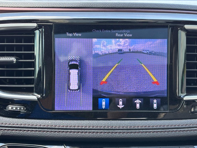 Chrysler Pacifica Vehicle Full-screen Gallery Image 25