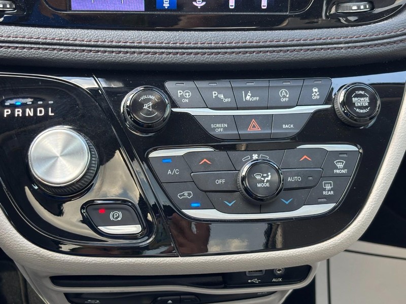 Chrysler Pacifica Vehicle Full-screen Gallery Image 26