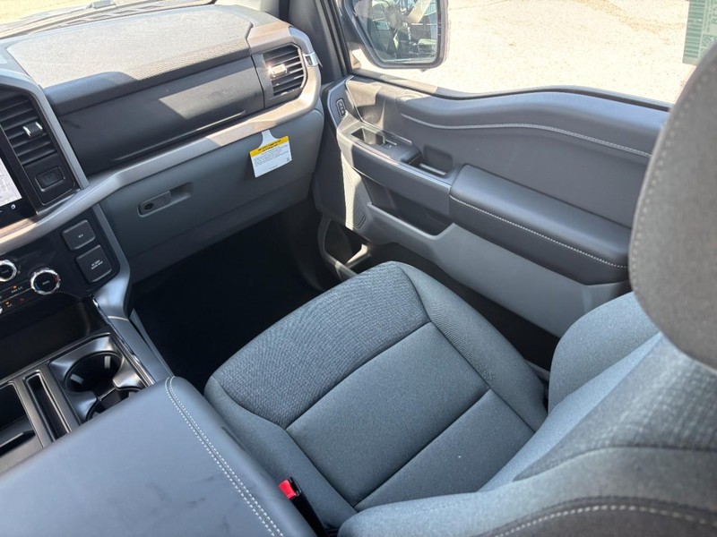 Ford F-150 Vehicle Full-screen Gallery Image 16